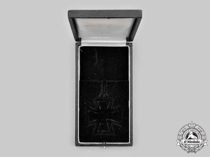 germany,_federal_republic._a_knight’s_cross_of_the_iron_cross,_with_case,_early1957_version_m20_1820_mnc5856