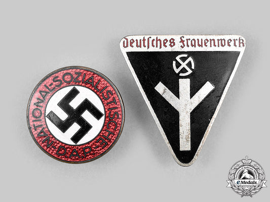 germany,_third_reich._a_pair_of_membership_badges_m20_2240_mnc8005_1