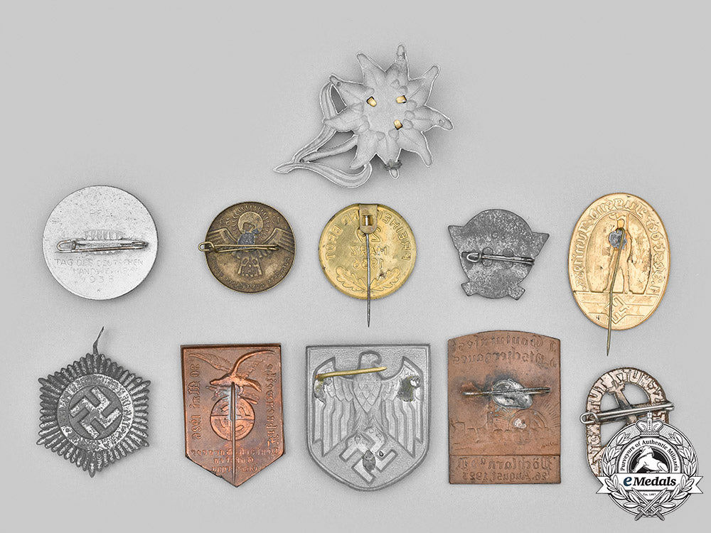 germany,_third_reich._a_lot_of_badges_and_cap_insignia_m20_2265_mnc8176