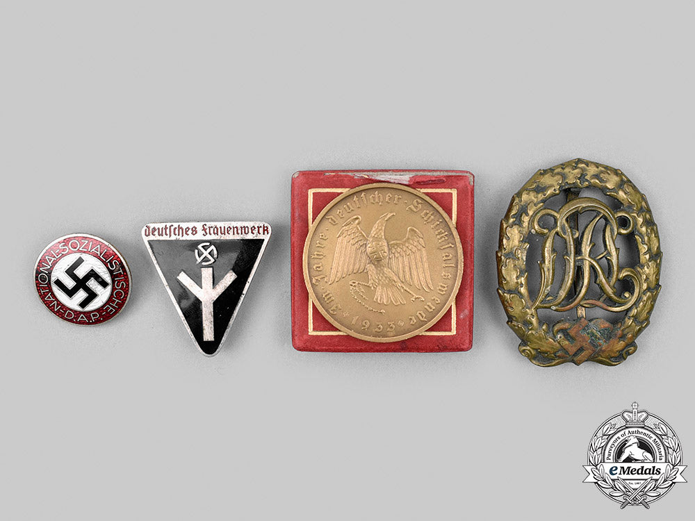 germany,_third_reich._a_lot_of_badges_and_insignia_m20_2442_mnc3028