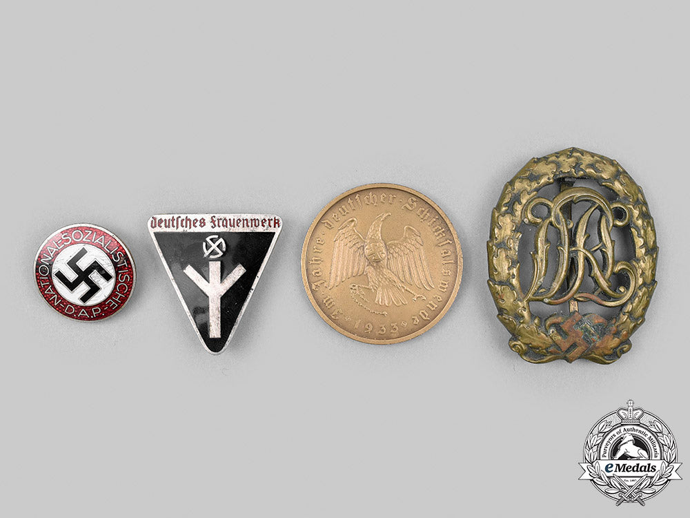 germany,_third_reich._a_lot_of_badges_and_insignia_m20_2443_mnc3030