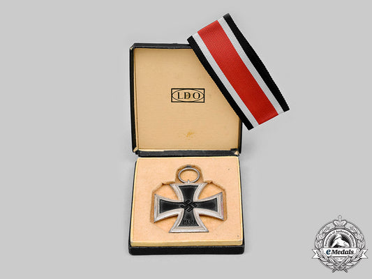 germany,_wehrmacht._a1939_iron_cross_ii_class,_with_case_m20_265_mnc4552_2