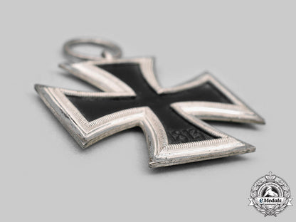 germany,_wehrmacht._a1939_iron_cross_ii_class,_with_case_m20_270_mnc4572_2