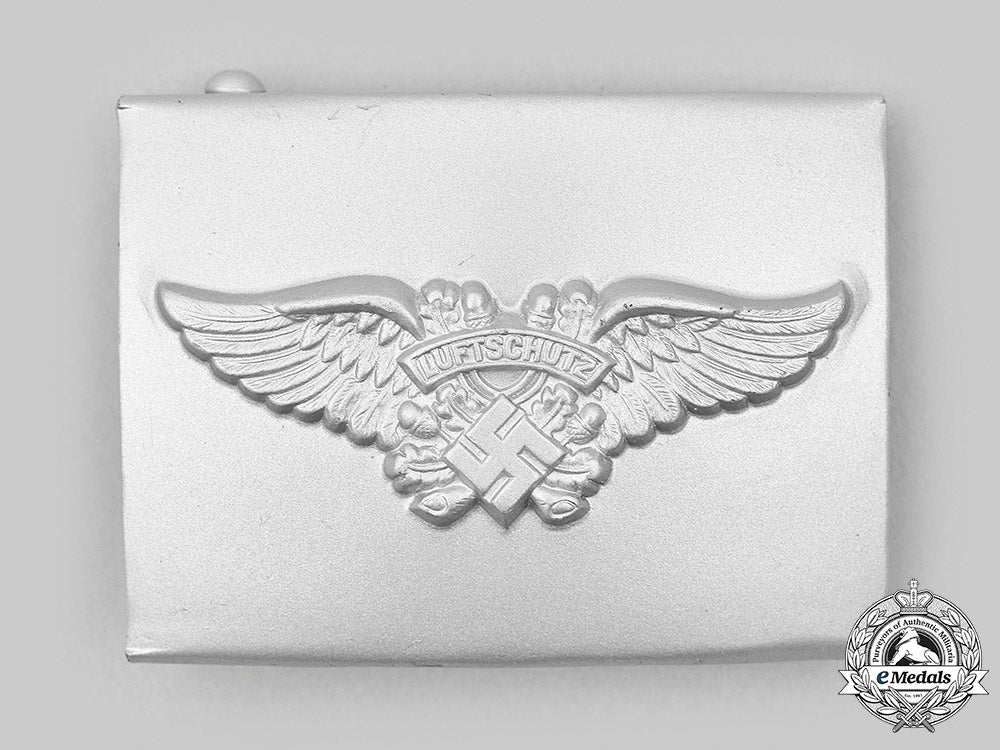 germany,_third_reich._a_mint_luftschutz_personnel_belt_buckle_m20_2729_mnc6619_1