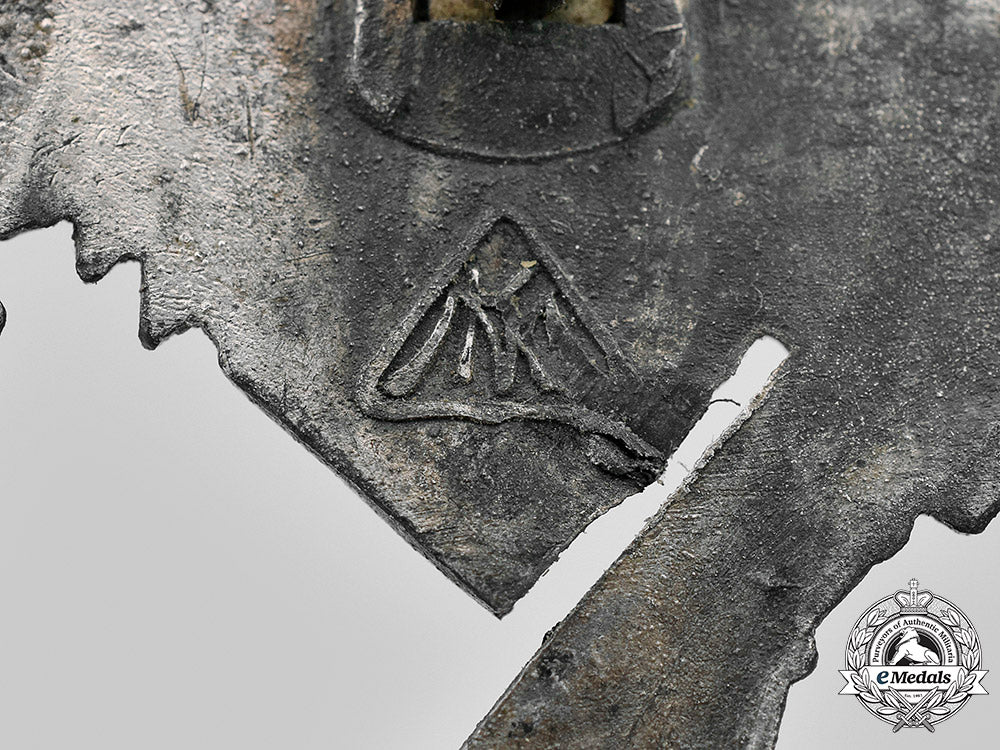 a_silver_grade_infantry_badge_by_maker"_metall_und_kunststoff,_gablonz_an_der_neisse"_m20_283_mnc4618