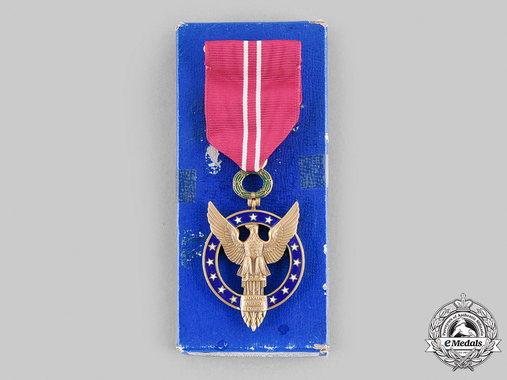united_states._a_presidential_medal_of_merit,_c.1945_m20_317_emd2398
