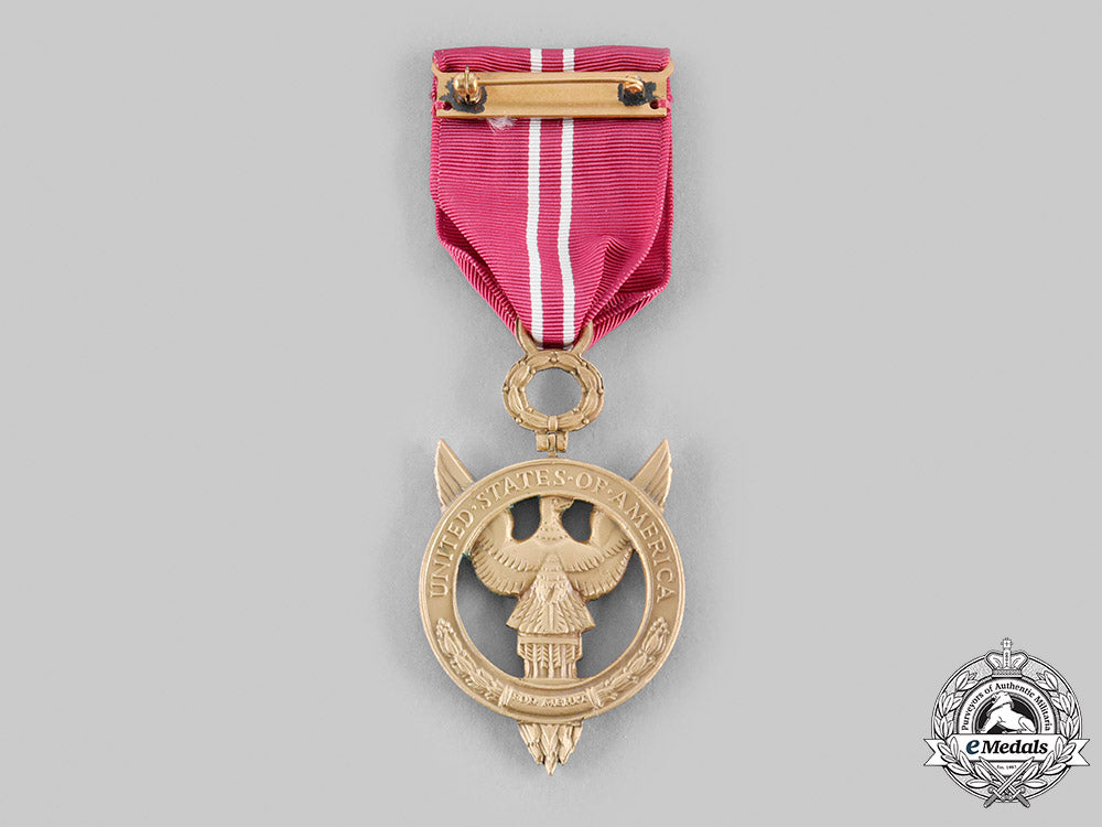 united_states._a_presidential_medal_of_merit,_c.1945_m20_319_emd2410