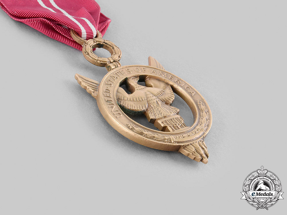 united_states._a_presidential_medal_of_merit,_c.1945_m20_321_emd2412