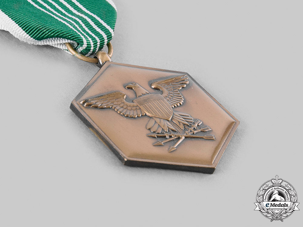 united_states._a_lot_of_three_cased_decorations_m20_364_emd2195