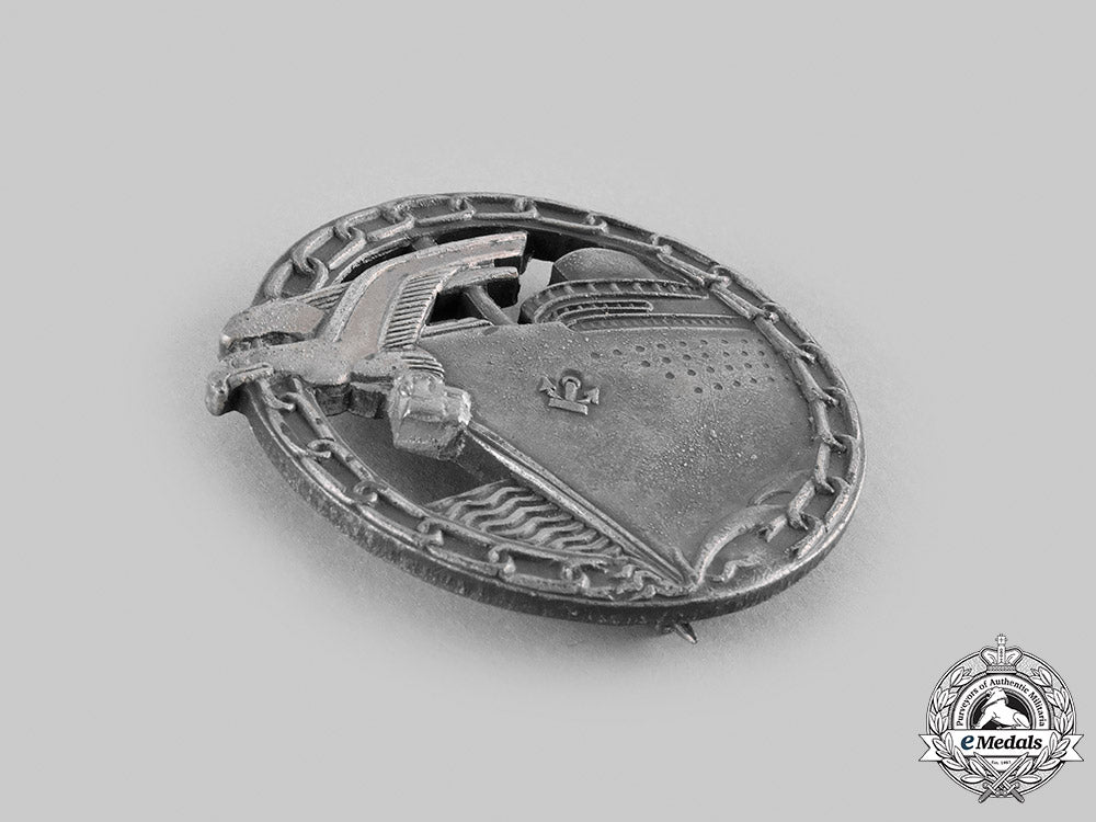 germany,_kriegsmarine._a_blockade_runner_badge,_by_a.g._metall&_kunststoff_m20_377_emd6570_1