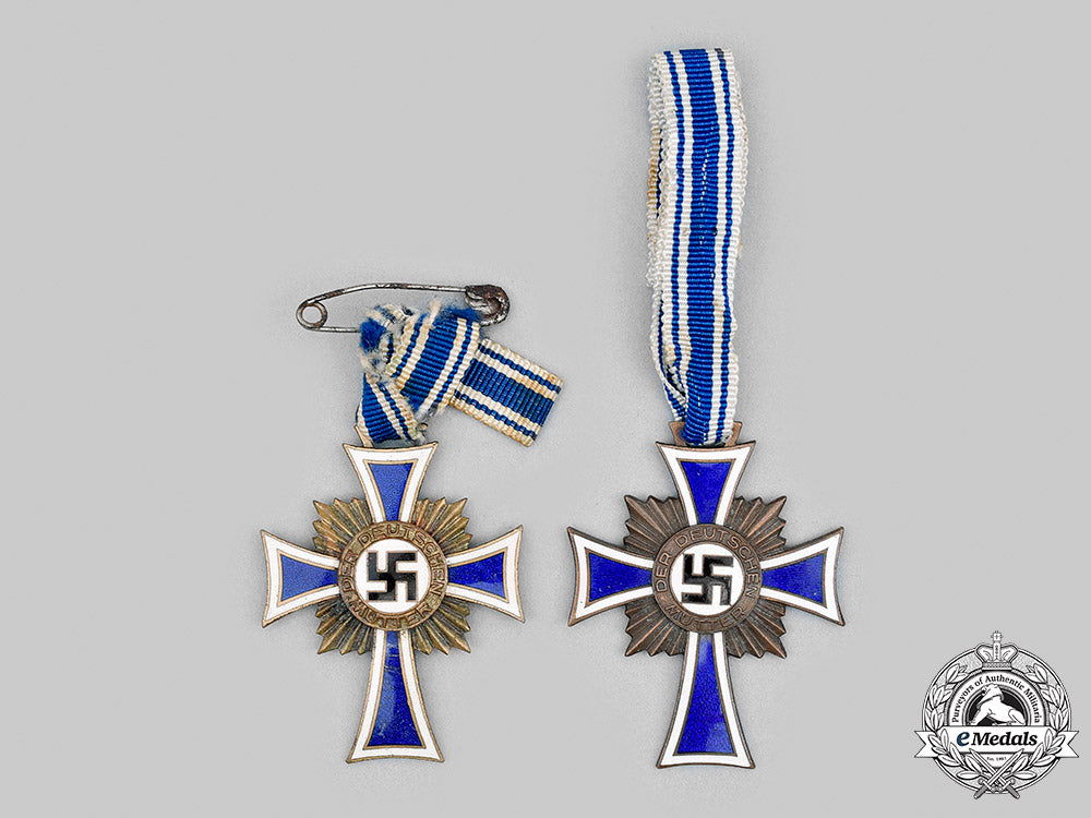 germany,_third_reich._a_pair_of_honour_crosses_of_the_german_mother,_bronze_grade_m20_412_mnc5015_1