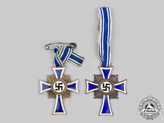 germany,_third_reich._a_pair_of_honour_crosses_of_the_german_mother,_bronze_grade_m20_412_mnc5015_1