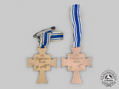 germany,_third_reich._a_pair_of_honour_crosses_of_the_german_mother,_bronze_grade_m20_413_mnc5019_1