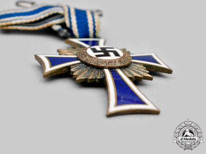 germany,_third_reich._a_pair_of_honour_crosses_of_the_german_mother,_bronze_grade_m20_414_mnc5021_1