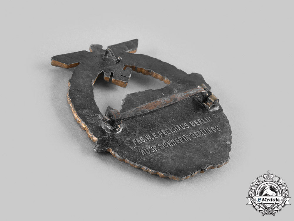 germany,_kriegsmarine._an_e-_boat_war_badge,_ii_pattern,_by_schwerin_m20_451_emd7665