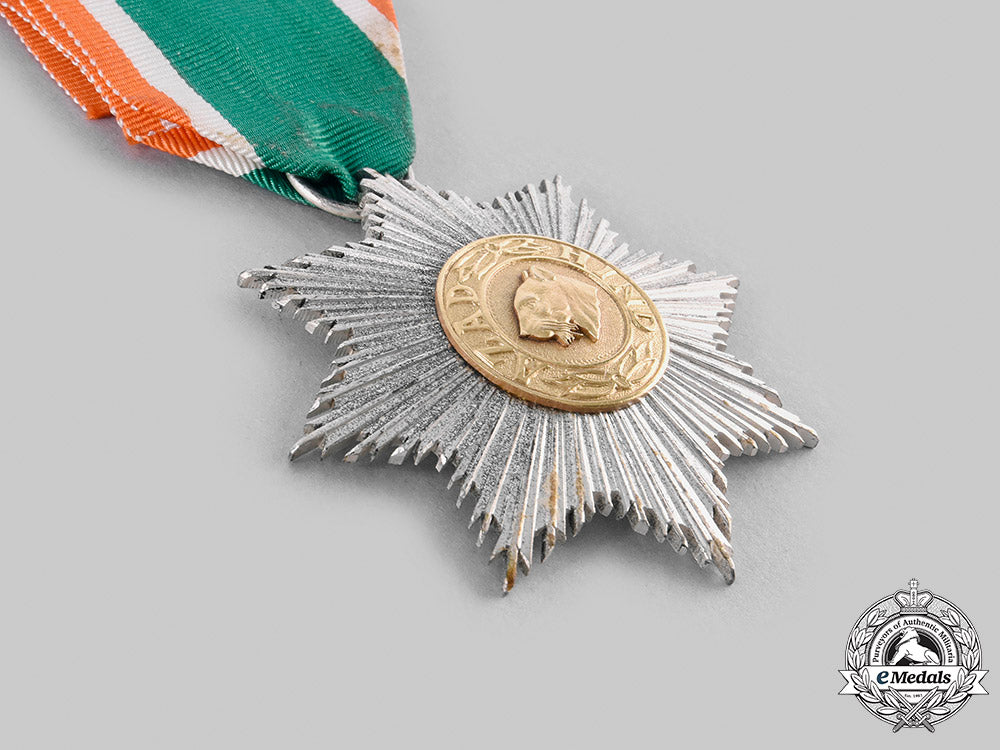 india._an_order_of_azad_hind,_ii_class_star_with_case,_by_rudolf_souval_m20_579_emd5618_1_1