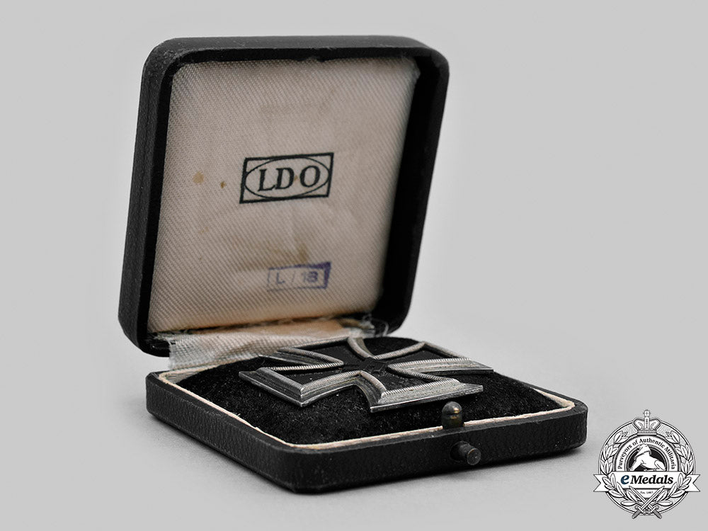 germany,_wehrmacht._a1939_iron_cross_i_class,_with_case_by_b.h._mayer_m20_841_mnc2911_1_1