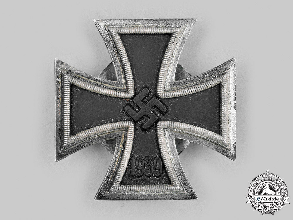 germany,_wehrmacht._a1939_iron_cross_i_class,_with_case_by_b.h._mayer_m20_842_mnc2934_1_1