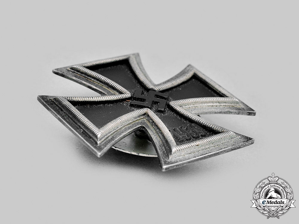 germany,_wehrmacht._a1939_iron_cross_i_class,_with_case_by_b.h._mayer_m20_844_mnc2940_1_1