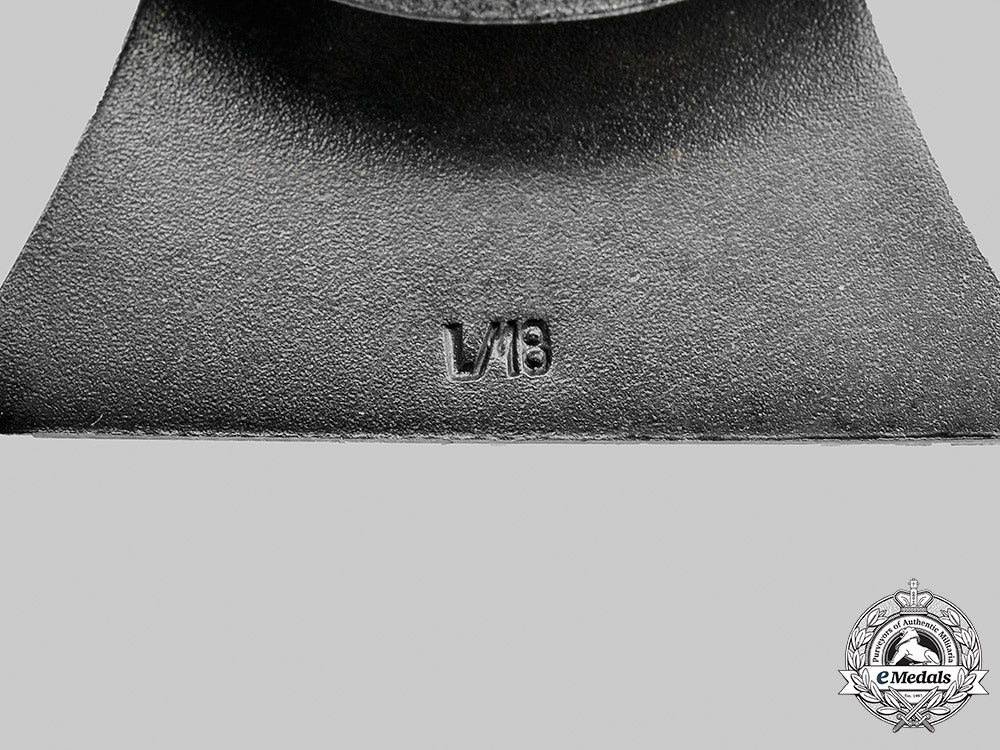 germany,_wehrmacht._a1939_iron_cross_i_class,_with_case_by_b.h._mayer_m20_846_mnc2932_1_1