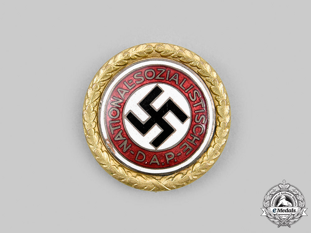 germany,_nsdap._a_golden_party_badge,_large_version,_by_deschler&_sohn_m20_891_mnc1416_1