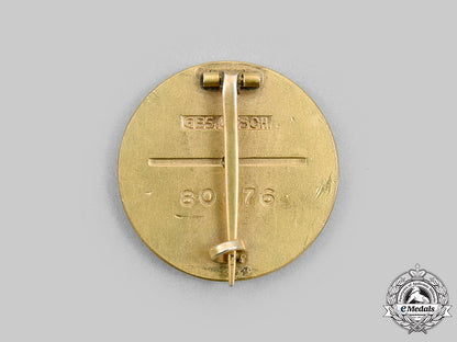 germany,_nsdap._a_golden_party_badge,_large_version,_by_deschler&_sohn_m20_892_mnc1418_1