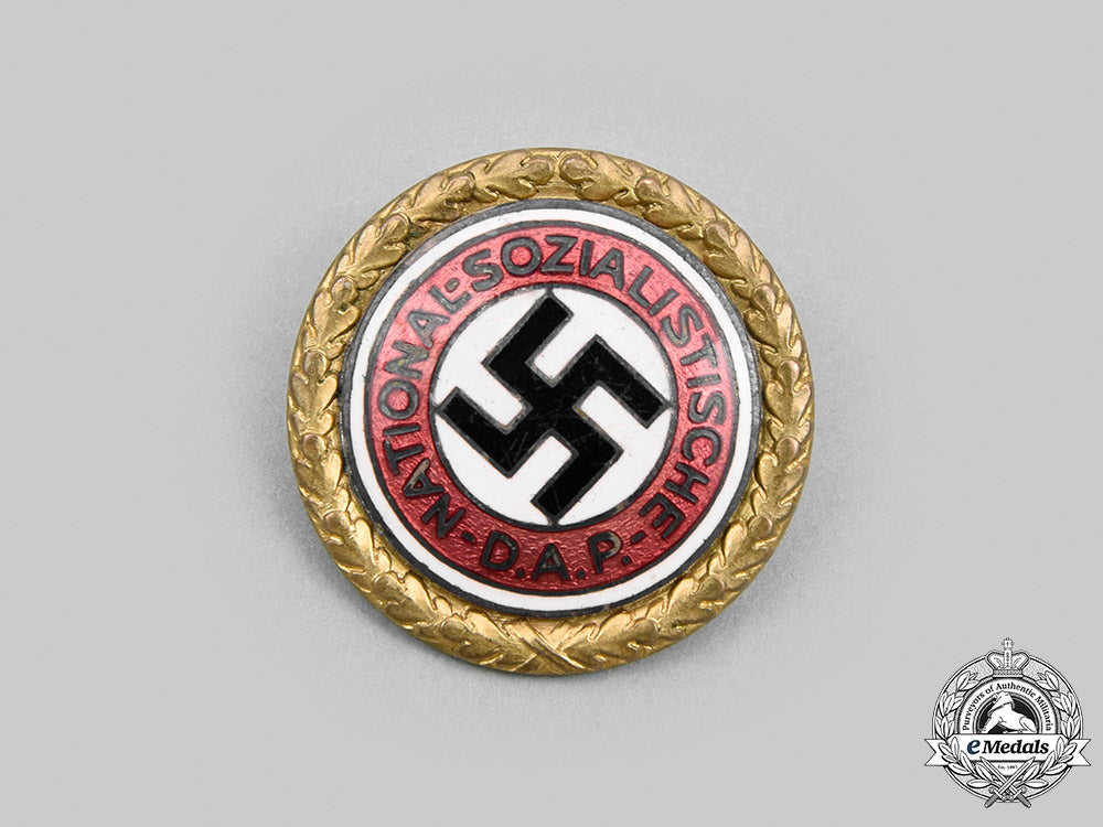 germany,_nsdap._a_golden_party_badge,_large_version,_by_deschler&_sohn_m20_896_mnc1428