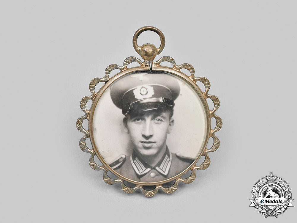 germany,_heer._a_heer_commemorative_photo_pendant_m20_955_mnc3220_1