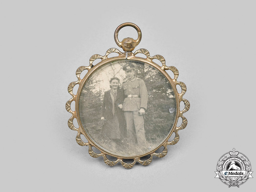 germany,_heer._a_heer_commemorative_photo_pendant_m20_956_mnc3221_1