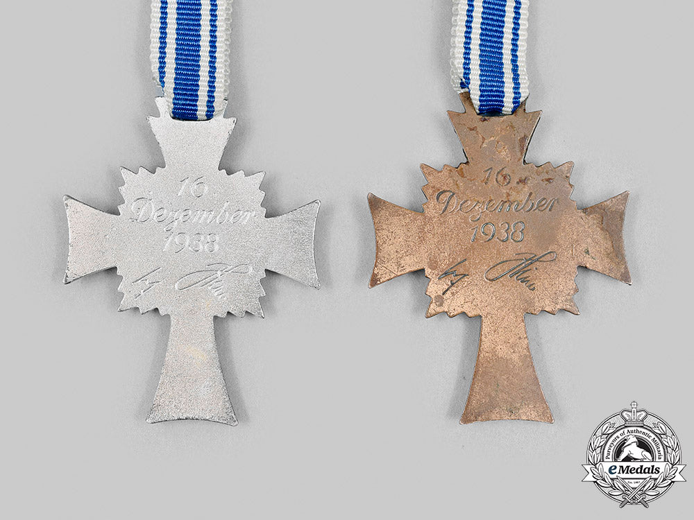 germany,_third_reich._a_pair_of_honour_crosses_of_the_german_mother_m20_974_mnc3273_1