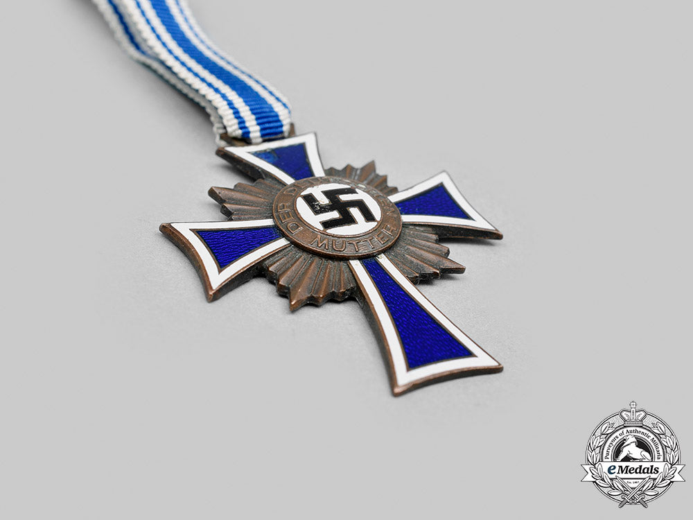 germany,_third_reich._a_pair_of_honour_crosses_of_the_german_mother_m20_976_mnc3277_1