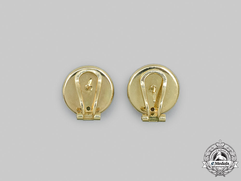 austria,_republic._a_vintage_pair_of_yellow_gold_essex_crystal_stud_earrings,_c.1925_m21_306_1_1