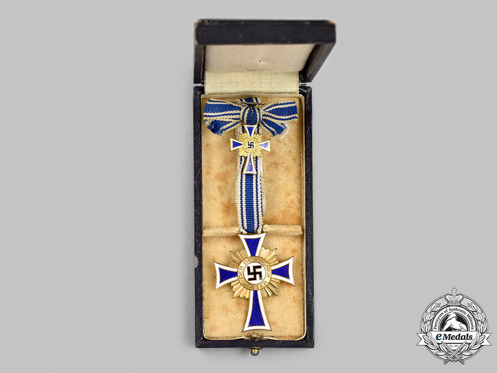 germany,_third_reich._an_honour_cross_of_the_german_mother,_gold_grade_with_case_and_miniature,_by_ochs&_bonn_m21__mnc1315