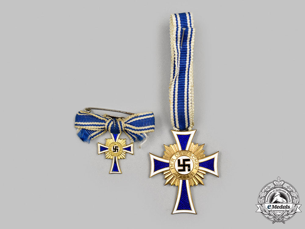 germany,_third_reich._an_honour_cross_of_the_german_mother,_gold_grade_with_case_and_miniature,_by_ochs&_bonn_m21__mnc1318