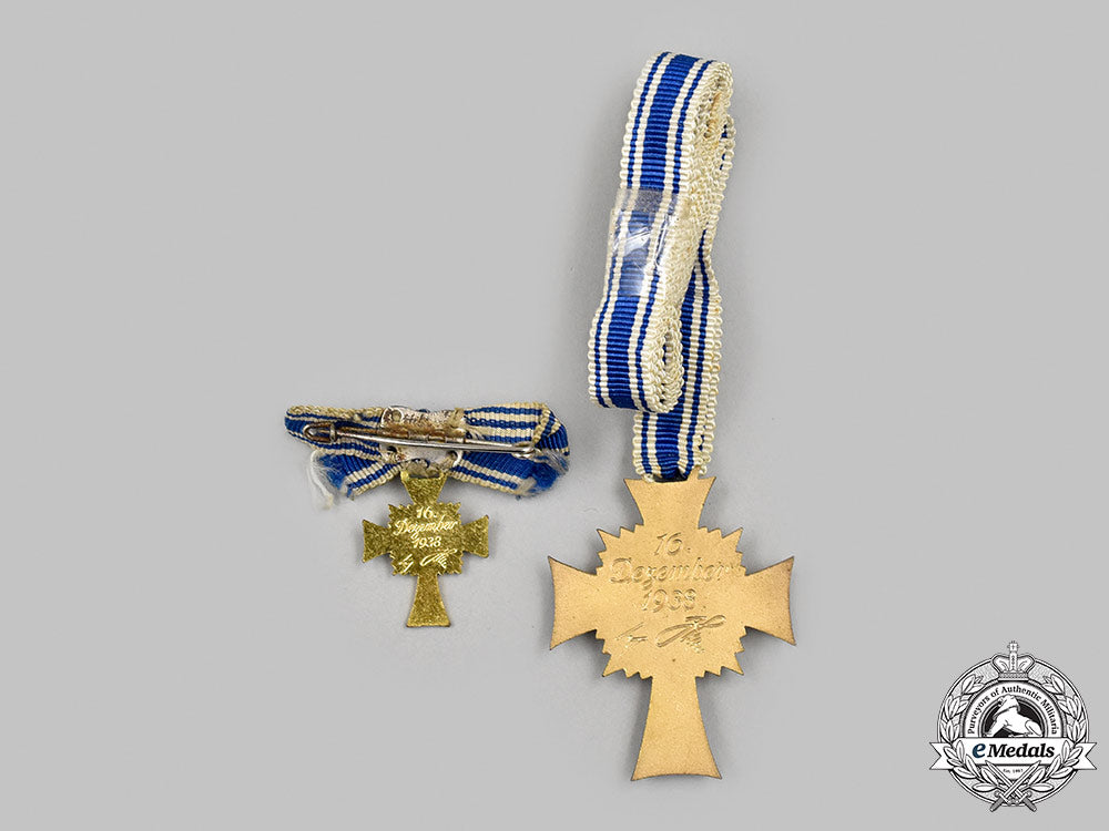 germany,_third_reich._an_honour_cross_of_the_german_mother,_gold_grade_with_case_and_miniature,_by_ochs&_bonn_m21__mnc1320
