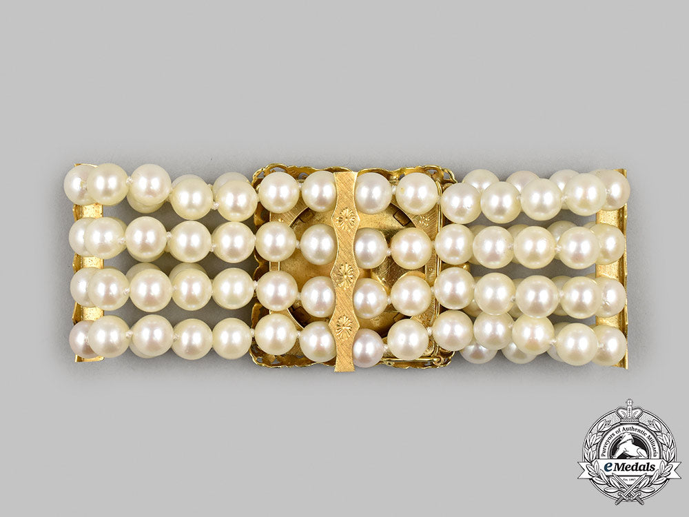 jewellery._a_victorian_yellow_gold,_diamond&_cultured_freshwater_pearl_portrait_bracelet_m21__mnc1598_1