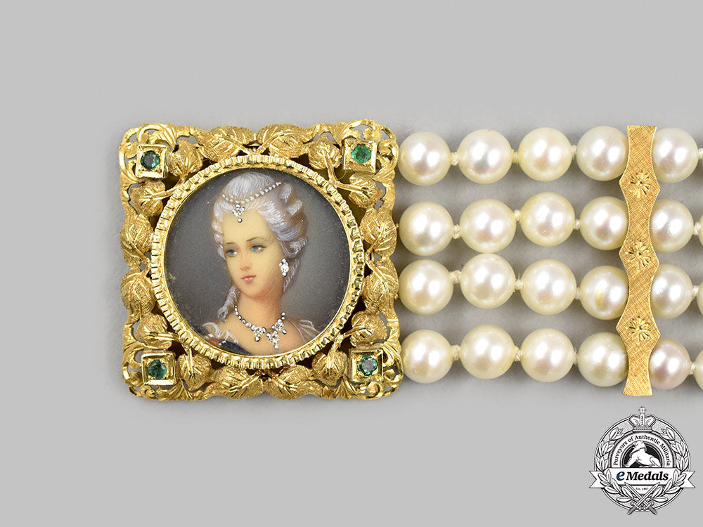 jewellery._a_victorian_yellow_gold,_diamond&_cultured_freshwater_pearl_portrait_bracelet_m21__mnc1599_1