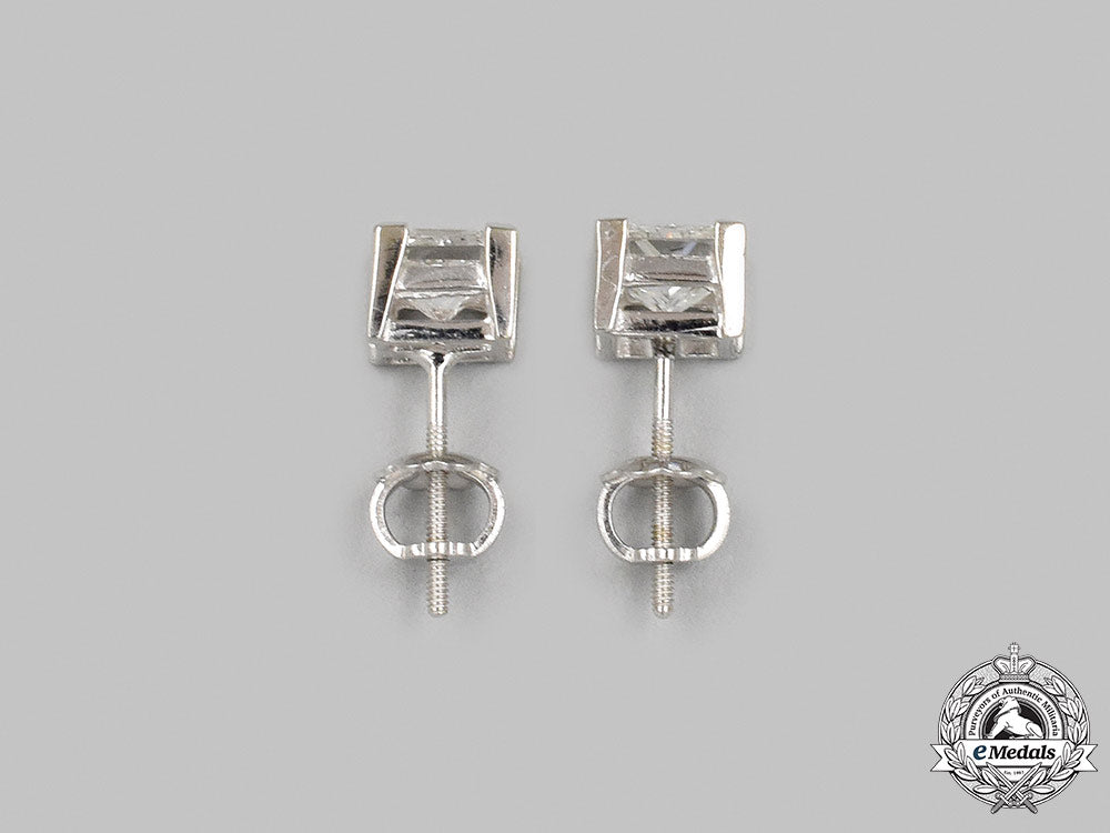 jewellery._a_pair_of_white_gold_princess_cut_diamond_stud_earrings_m21__mnc2412_1