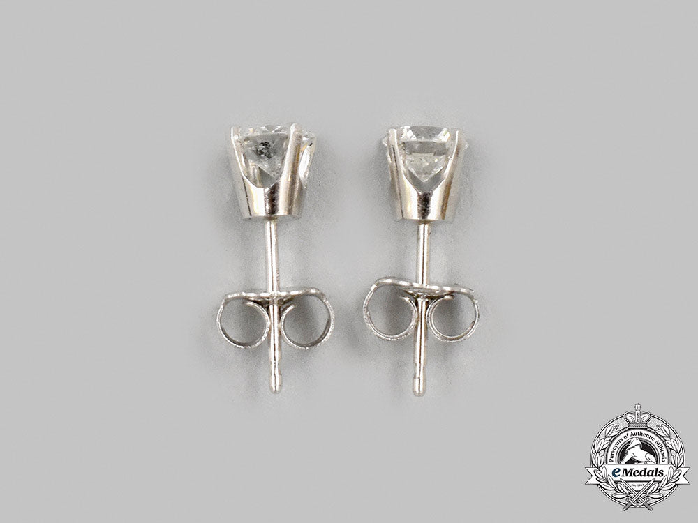 jewellery._a_pair_of_white_gold_round_brilliant_cut_diamond_stud_earrings_m21__mnc2488_1