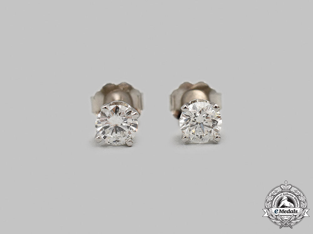 jewellery._a_pair_of_white_gold_round_brilliant_cut_diamond_stud_earrings_m21__mnc2493_1
