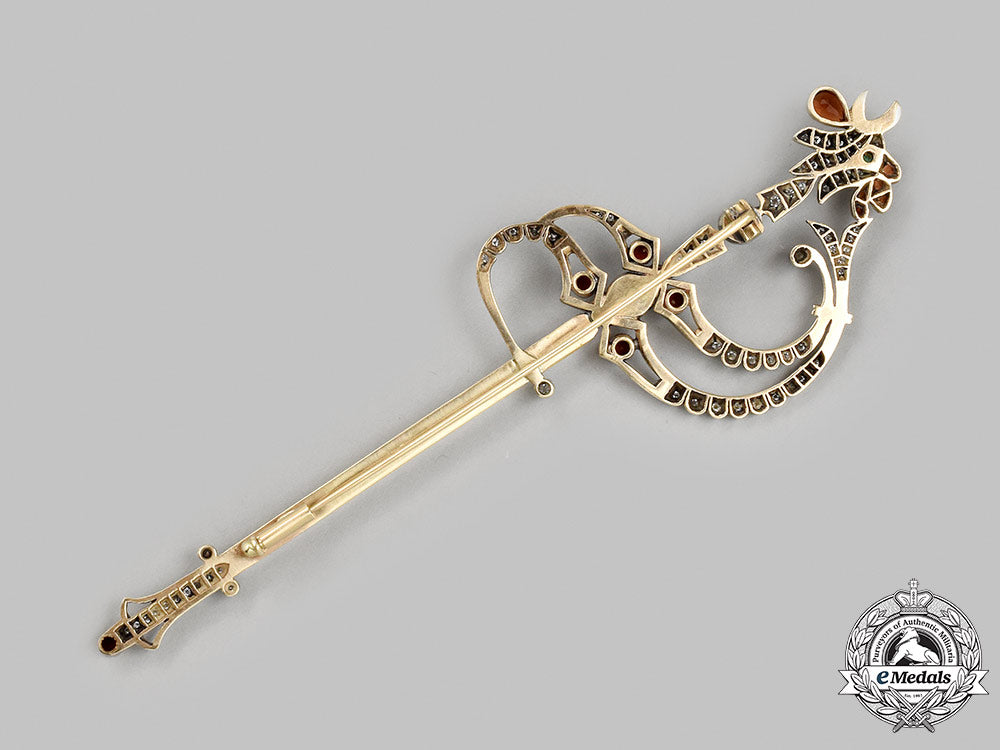 france,_republic._an_antique_french_sword_brooch_with_a_rooster_head_pommel_in_yellow_gold&_diamonds,_c.1900_m21__mnc2496_1
