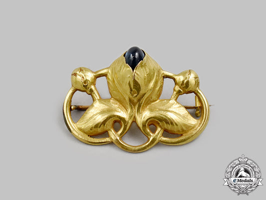 jewellery._an_art_nouveau_yellow_gold_brooch,_c.1910_m21__mnc2614
