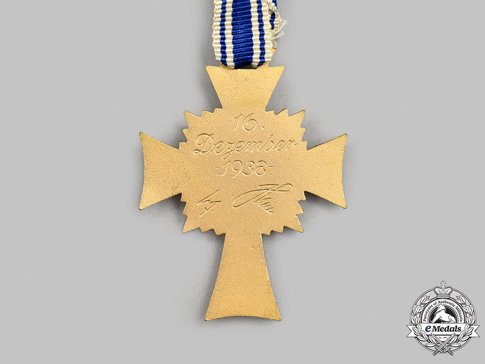 germany,_third_reich._an_honour_cross_of_the_german_mother,_gold_grade_with_case,_by_glaser&_sohn_m21__mnc9130