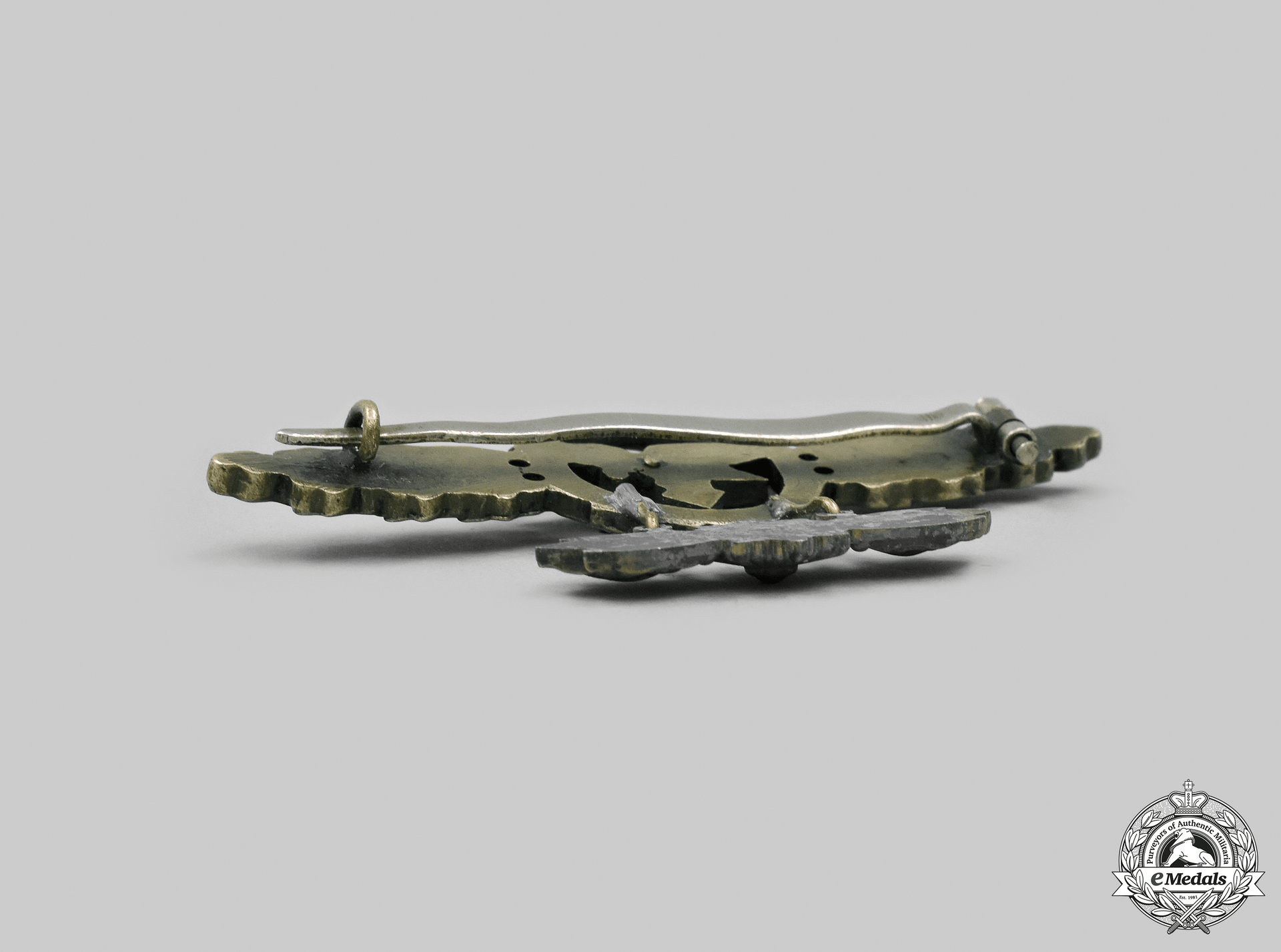 germany,_luftwaffe._a_transport_and_glider_clasp,_gold_grade_with_star_pendant_m21_mnc4404_1_1_1_1_1