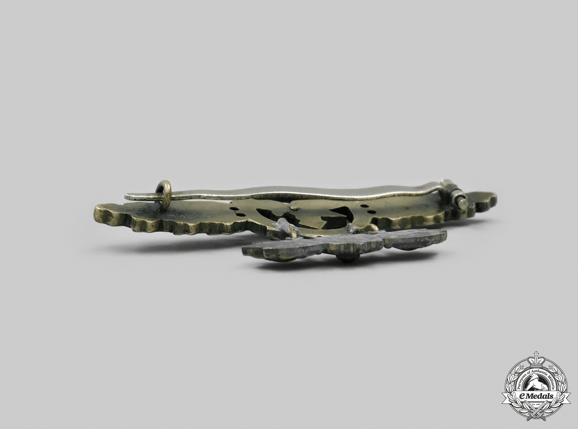 germany,_luftwaffe._a_transport_and_glider_clasp,_gold_grade_with_star_pendant_m21_mnc4404_1_1_1_1_1