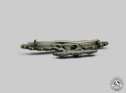 germany,_luftwaffe._a_transport_and_glider_clasp,_gold_grade_with_star_pendant_m21_mnc4404_1_1_1_1_1