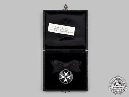 united_kingdom._an_order_of_st._john,_serving_sister_breast_badge,_cased,_named_to_mrs._myra_b._bruce1946_m21_mnc5441
