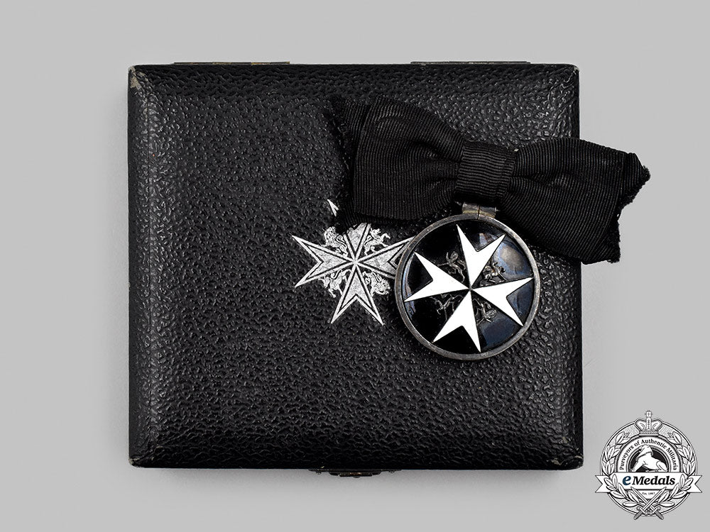 united_kingdom._an_order_of_st._john,_serving_sister_breast_badge,_cased,_named_to_mrs._myra_b._bruce1946_m21_mnc5443