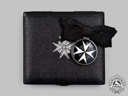 united_kingdom._an_order_of_st._john,_serving_sister_breast_badge,_cased,_named_to_mrs._myra_b._bruce1946_m21_mnc5443