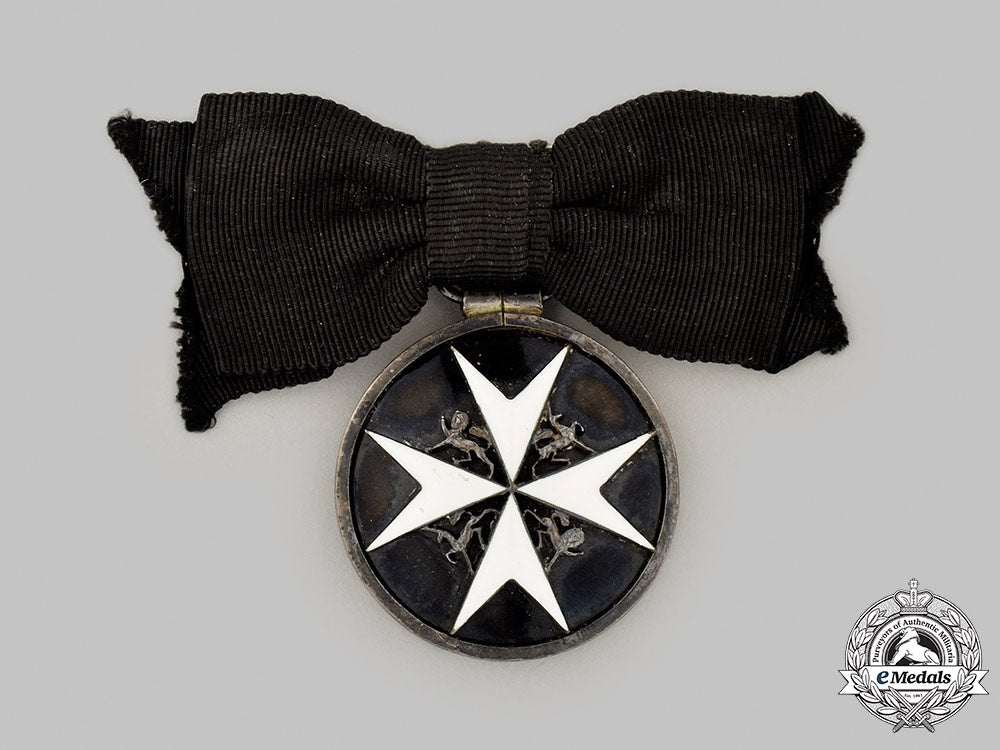 united_kingdom._an_order_of_st._john,_serving_sister_breast_badge,_cased,_named_to_mrs._myra_b._bruce1946_m21_mnc5449